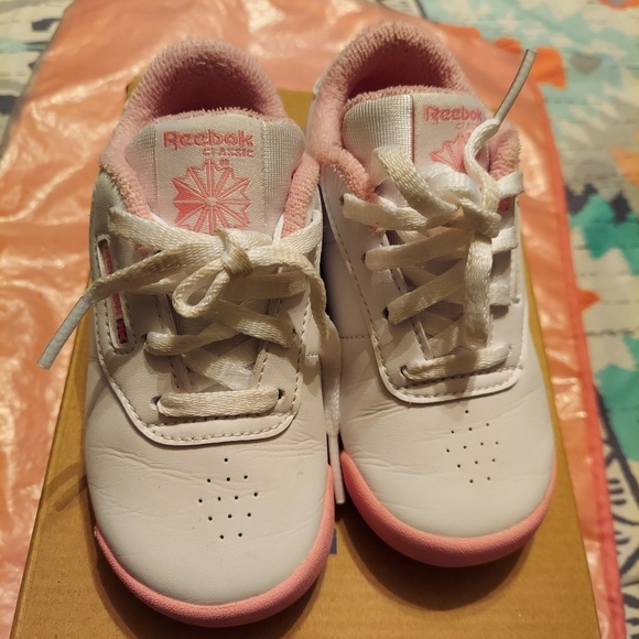 Reebok - Picture 3 of 5